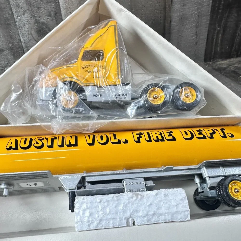 WINROSS‎ TRUCK AUSTIN VOLUNTEER FIRE DEPARTMENT 1/64